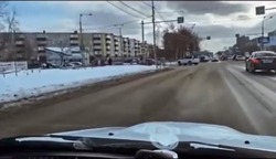 «Лишить прав»: водитель объехал пробку на перекрестке по встречной полосе