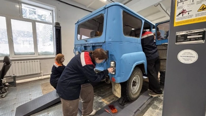 Сахалинские студенты ремонтируют УАЗ для отправки в зону СВО