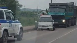 Большегруз и универсал жестко столкнулись на западе Сахалина