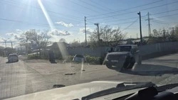 После удара машин на улице Транзитной в Южно-Сахалинске пострадавшего увезли в реанимацию