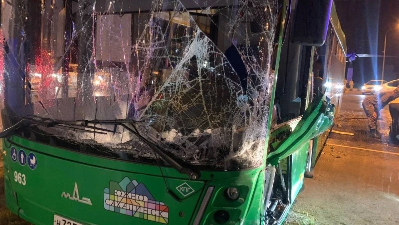 Женщина погибла в результате столкновения автобуса и внедорожника в Южно-Сахалинске