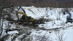 Более десяти человек восстанавливают водоснабжение после аварии в Долинском районе