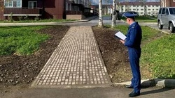 В Смирных в одном из дворов появился тротуар после жалобы в прокуратуру