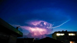 Жители Углегорска удивились облаку с наковальней в июльском небе