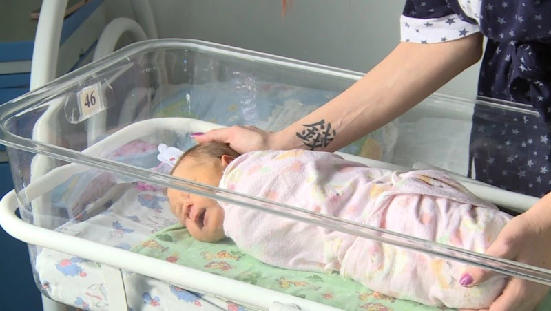 В Южно-Сахалинске поздравили мам детей, родившихся в новогоднюю ночь