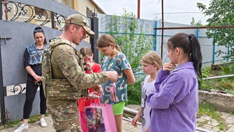 Военнослужащие с Сахалина поздравили многодетную семью из ДНР с Днем защиты детей