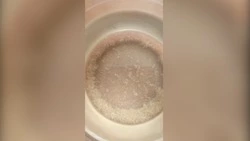 «Грязная и воняет»: жители Горнозаводска показали огромные хлопья в воде из-под крана