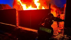 Пожарные 3 часа тушили горящий одноэтажный дом в Вахрушеве вечером 12 сентября
