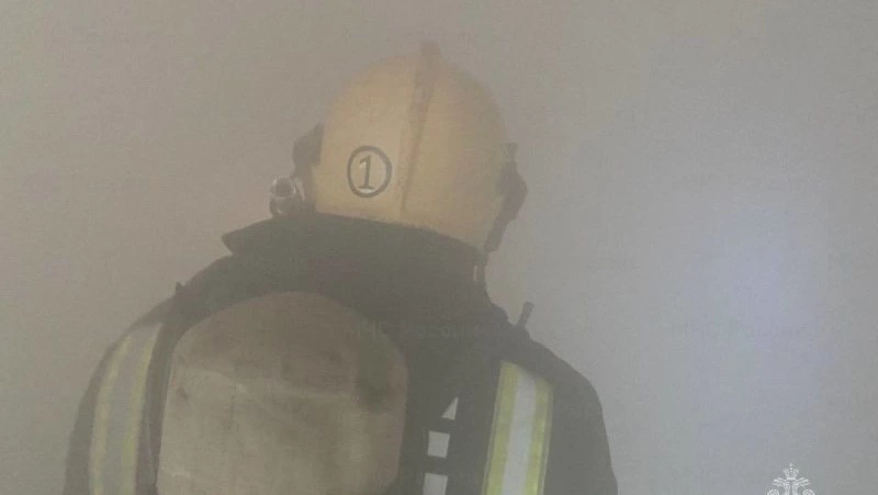 Пожарные эвакуировали 30 человек из горящего многоквартирного дома в Поронайске