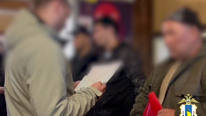 Полиция и ОМОН проверили мигрантов на стройке и в хостеле в Южно-Сахалинске