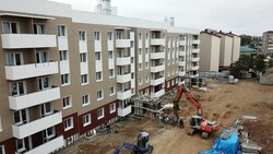 Под надзором жильцов строят новый дом на юге Сахалина