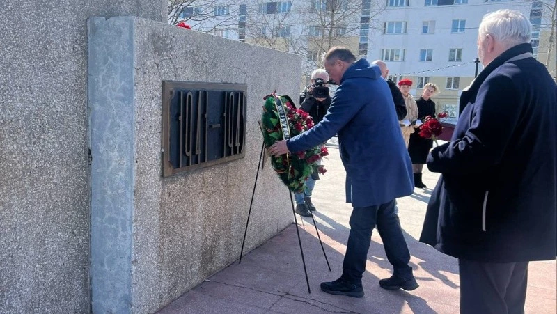Валерий Лимаренко возложил цветы воинам ВОВ в Охе 