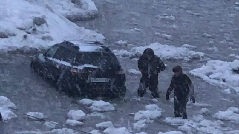 В Холмске волна накрыла набережную. Вода топит припаркованные автомобили