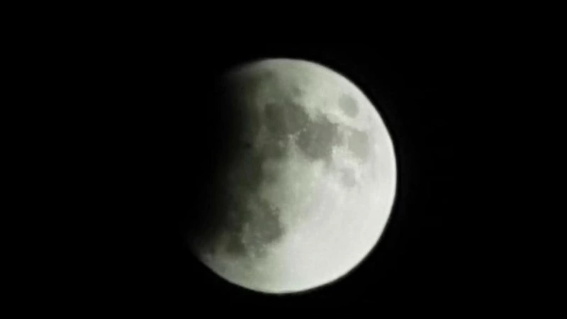 Дальневосточники поделились кадрами лунного затмения в соцсетях. «Небо внезапно прояснилось»