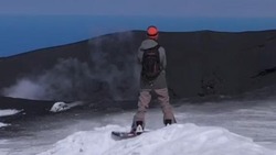 Сноубордист прокатился возле жерла вулкана на Парамушире