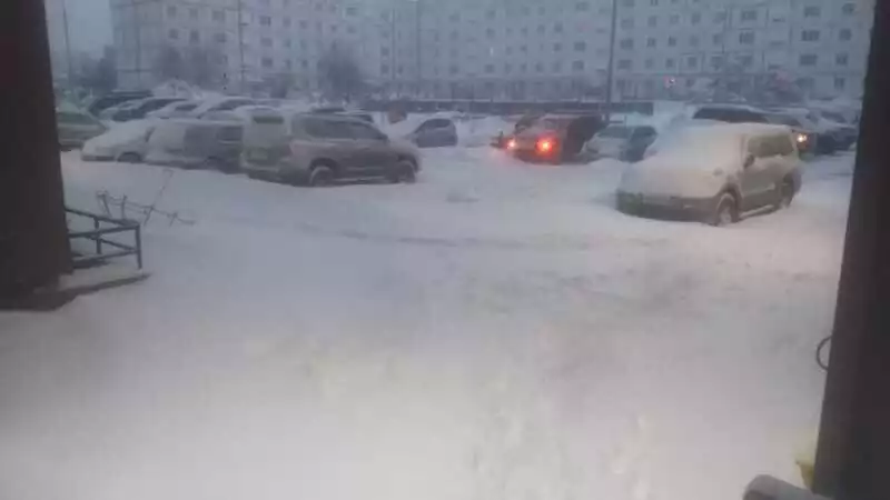 Автомобилисты вынуждены сами чистить выезды из дворов