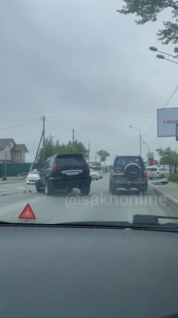 У джипа вывернуло колесо после аварии в Южно-Сахалинске