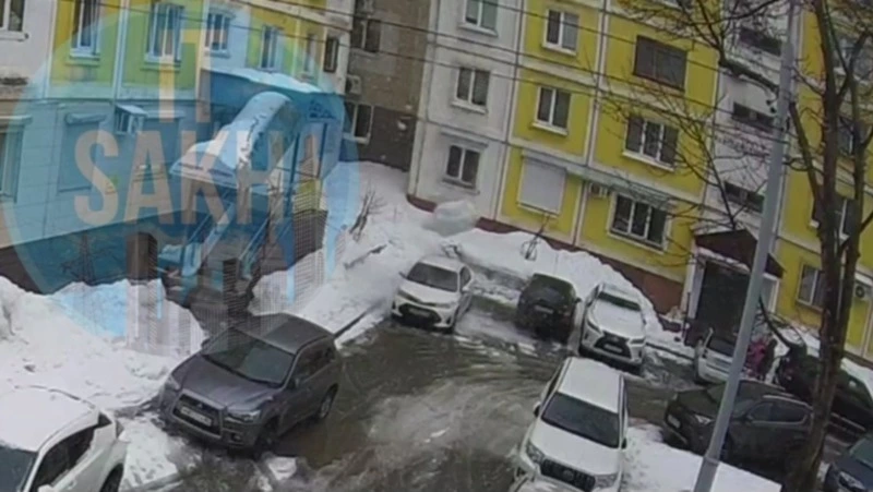 Появилось видео с глыбой снега с крыши, которая повредила автомобиль в Южно-Сахалинске