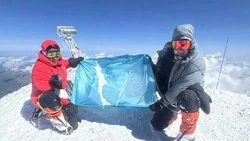 Флаг Сахалинской области развернули на самой высокой точке Европы