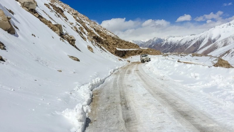 «Дороги расчистили лишь для похорон»: женщина погибла из-за снежных заторов в Кузбассе