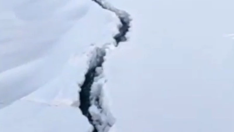 Рыбаки обнаружили огромную трещину на льду на юге Сахалина