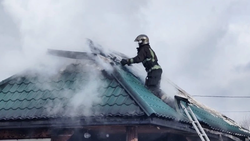 Тринадцать пожарных тушили горящий дом в СНТ «Лесник» в Южно-Сахалинске