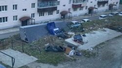 Порывистый ветер снес мусорную площадку в Корсакове 10 ноября