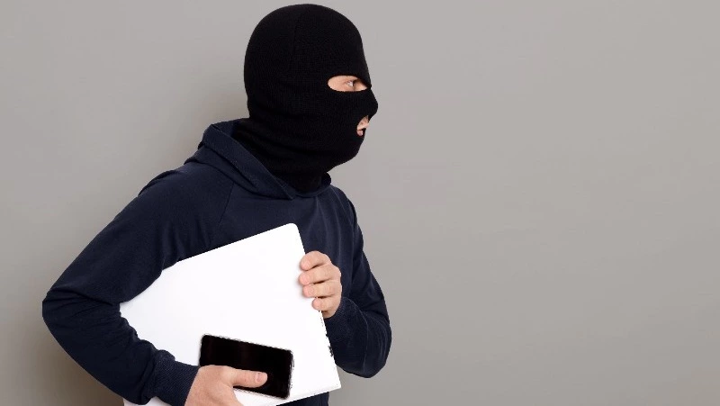 Житель Холмска спьяну украл у спящей знакомой телевизор и телефон