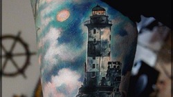 Татуировки с маяком Анива сделали десятки туристов со всей России