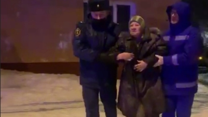 Спасена пожилая женщина, которая целый час оставалась в горящем доме