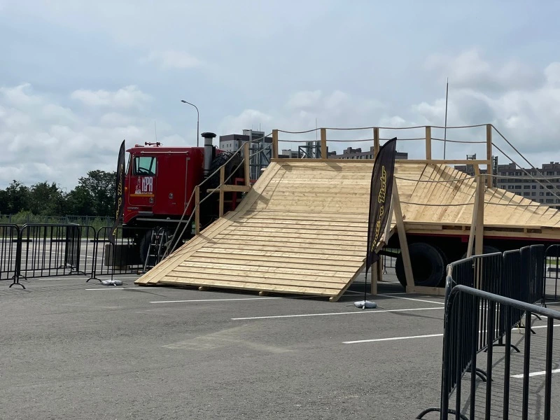 По мусорным бакам и грузовику будут ездить мотоциклисты в Южно-Сахалинске 