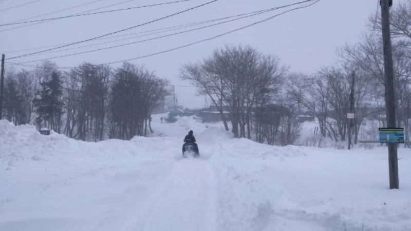 Сотрудники мэрии Корсакова доставили жителям хлеб на снегоходе