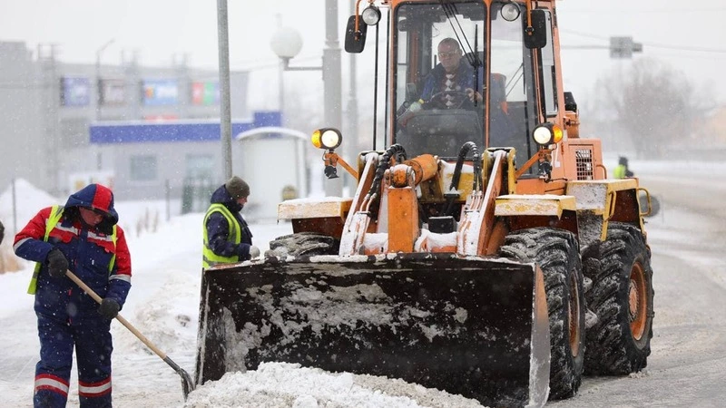 Дорожные службы дружно отправились чистить улицы Южно-Сахалинска