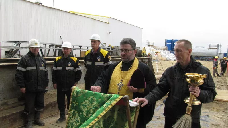 На Сахалине впервые освятили нефтяную скважину