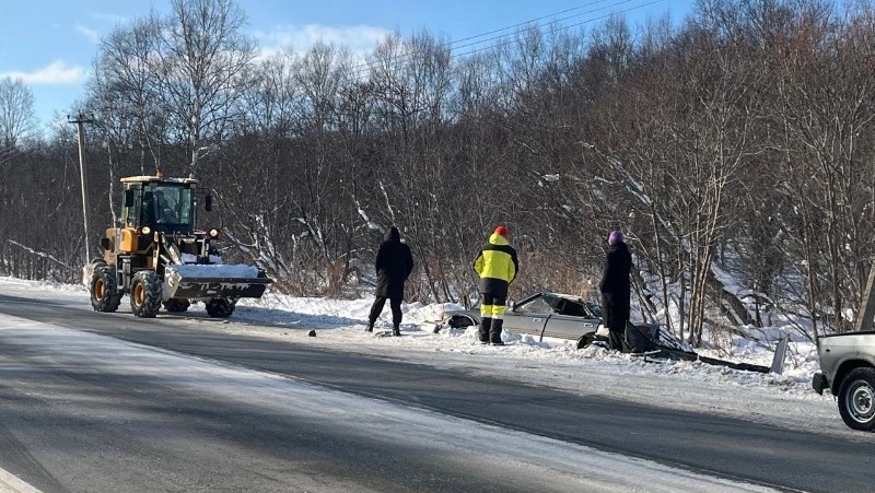 Седан съехал в кювет на трассе в Охотском