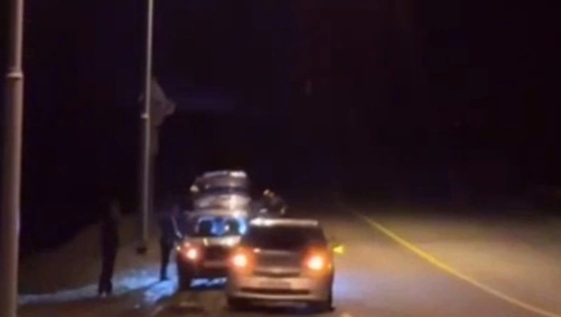 Яма на Корсаковской трассе пробивает колеса водителям 