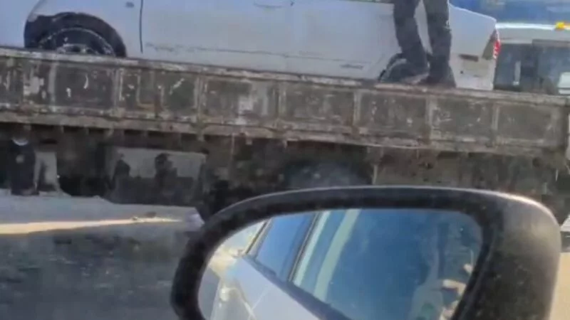 Светофор не помог: в Южно-Сахалинске внедорожник и седан не поделили перекресток