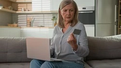 В Южно-Сахалинске доверчивая пенсионерка перевела мошенникам более 600 тысяч рублей