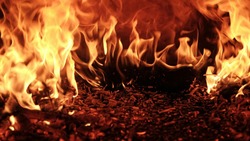 Пожарные оперативно потушили горящую траву под Охой