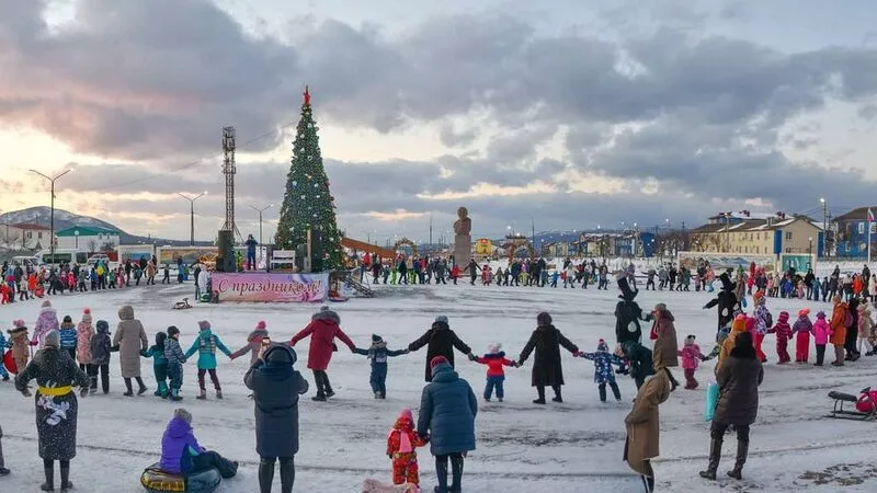 Быки, иллюминация и хороводы: как на Сахалине и Курилах зажигают елки