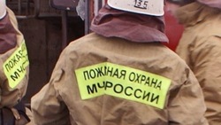 Пожар в Южно-Курильском районе тушили девять человек 