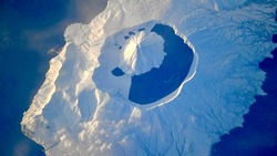Космонавт сфотографировал вулкан Креницына на Курилах с борта МКС