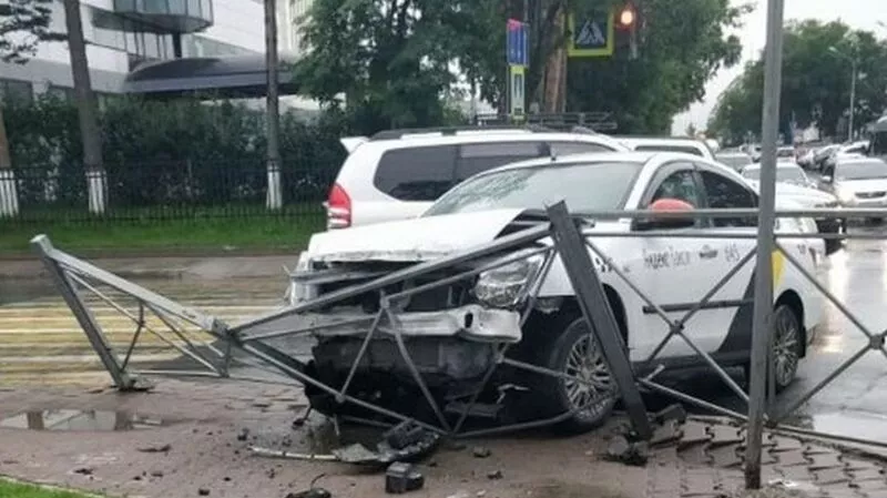 В Южно-Сахалинске таксист-лихач попытался скрыться с места ДТП, но врезался в ограждение