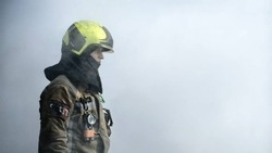Спасатели потушили жилой дом в Холмске за четыре с половиной часа 