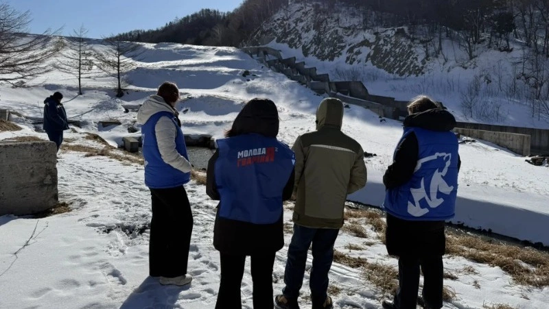 Партийцы и специалисты «Водоканала» проверили состояние водохранилищ Холмского района