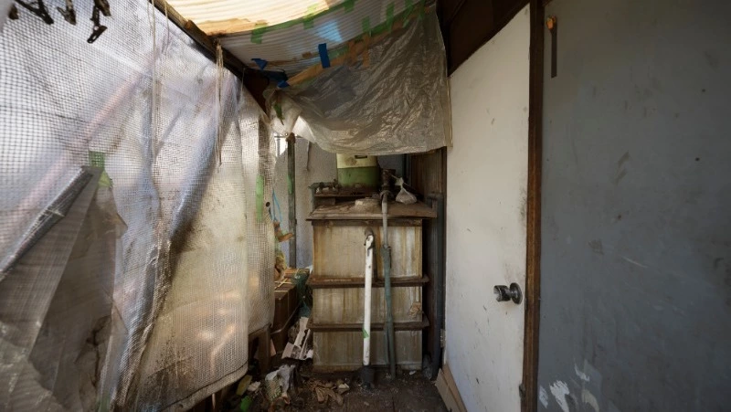 Жителям Сахалина рассказали, куда жаловаться на потопы и мусор в подвалах