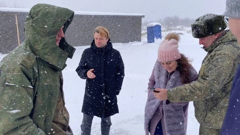 Писатель Пелевин съездил на полигон для подготовки мобилизованных на Сахалине