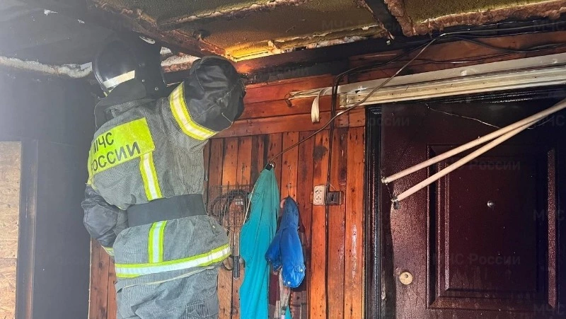 Пожарные потушили баню в районе устья реки Углегорска днем 16 февраля 