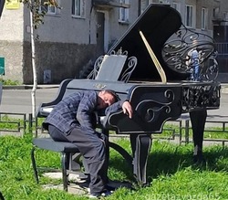 «СКВЕРный герой»: мужчина уснул за фортепиано в общественном месте Поронайска