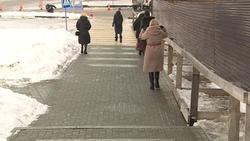 Администрация сахалинского ТЦ игнорирует ошибки на плите с Чеховым